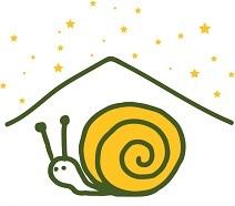 Escargot et étoiles : Nuit paisible sous son abri. Escargot jaune souriant sous un abri vert simple, avec de petites étoiles scintillantes au-dessus. Scène nocturne paisible.