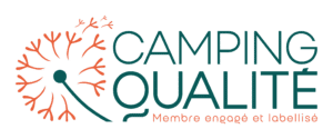 Logo Camping Qualité : Pissenlit stylisé vert et orange, texte « CAMPING QUALITÉ » en vert et « Membre engagé et labellisé » en orange.